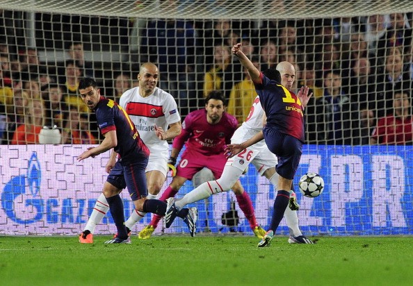 Phút 71, từ tình huống đi bóng nỗ lực của Messi, bóng được Villa chuyền ngược lại cho Pedro và tiền đạo chủ nhà tung cú sút như kẻ chỉ bằng chân trái, tỉ số được cân bằng cho chủ nhà.
